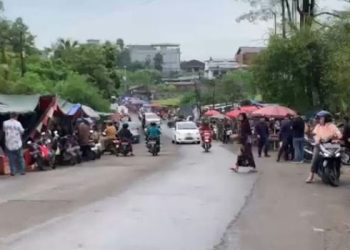 Suasana kawasan Pasar Talang Banjar, Jambi, yang dipadati pedagang kaki lima dan kendaraan bermotor. Pemerintah Kota Jambi menargetkan penataan total kawasan ini sebelum 10 Juni 2025. (Foto: Yola - JT)