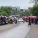 Suasana kawasan Pasar Talang Banjar, Jambi, yang dipadati pedagang kaki lima dan kendaraan bermotor. Pemerintah Kota Jambi menargetkan penataan total kawasan ini sebelum 10 Juni 2025. (Foto: Yola - JT)