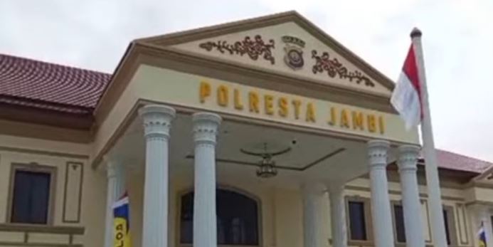 Tampak depan gedung Polresta Jambi, (23/05/2025). (Dok. Stepanus)