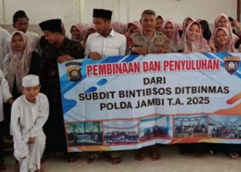 AKBP Dr. Dadang D. Karyanto, M.H., M.Pd bersama para santri dan pengurus Pondok Pesantren Tahfidzul Qur’an Nurul Khoir saat kegiatan pembinaan dan penyuluhan dari Subdit Bintibsos Ditbinmas Polda Jambi, dalam rangka mencegah radikalisme dan memperkuat semangat toleransi, Jumat (23/052025). (Dok. Firdaus)