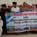 AKBP Dr. Dadang D. Karyanto, M.H., M.Pd bersama para santri dan pengurus Pondok Pesantren Tahfidzul Qur’an Nurul Khoir saat kegiatan pembinaan dan penyuluhan dari Subdit Bintibsos Ditbinmas Polda Jambi, dalam rangka mencegah radikalisme dan memperkuat semangat toleransi, Jumat (23/052025). (Dok. Firdaus)