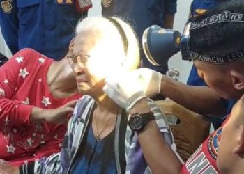 Petugas Damkar Kota Jambi dengan hati-hati mengevakuasi anting yang menyatu dengan kulit telinga seorang lansia berusia 76 tahun di Markas Damkartan, Jumat (23/05/2025). (Dok, Daus)