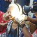 Petugas Damkar Kota Jambi dengan hati-hati mengevakuasi anting yang menyatu dengan kulit telinga seorang lansia berusia 76 tahun di Markas Damkartan, Jumat (23/05/2025). (Dok, Daus)