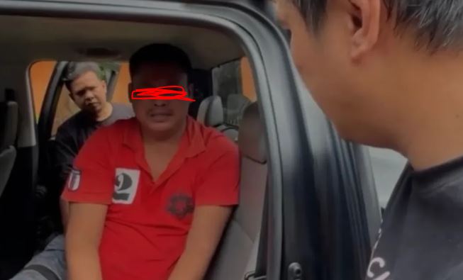 Tersangka berinisial N saat diamankan oleh pihak kepolisian dalam kasus kematian Aipda Hendra, anggota Polres Muaro Jambi. (Dok. SS Instagram Kombes Pol Manang Soebeti )