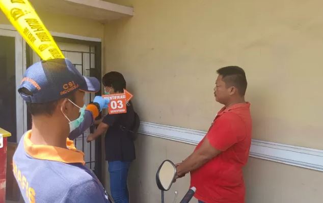 Pollisi melakukan rekonstruksi kasus penganiayaan yang menewaskan Aipda Hendra Marta Utama, di lokasi kejadian, RT 26 Kelurahan Pematang Sulur, Kota Jambi. (Foto: Dok. Polresta Jambi)