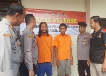 Kapolsek Jambi Timur AKP Edi Mardi bersama personel Polresta Jambi menunjukkan dua tersangka pencurian besi ulir saat konferensi pers di Mapolsek Jambi Timur, Sabtu (24/5/2025). (Dok. Daus)