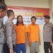Kapolsek Jambi Timur AKP Edi Mardi bersama personel Polresta Jambi menunjukkan dua tersangka pencurian besi ulir saat konferensi pers di Mapolsek Jambi Timur, Sabtu (24/5/2025). (Dok. Daus)