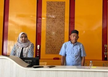 Humas RS Erni Medika, Nurhadi (kanan), bersama staf rumah sakit saat memberikan keterangan pers terkait klarifikasi penanganan pasien Muhammad Bayu Prasetyo di RS Erni Medika, Jambi, Sabtu (24/5/2025). (Dok. Stepanus)
