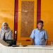Humas RS Erni Medika, Nurhadi (kanan), bersama staf rumah sakit saat memberikan keterangan pers terkait klarifikasi penanganan pasien Muhammad Bayu Prasetyo di RS Erni Medika, Jambi, Sabtu (24/5/2025). (Dok. Stepanus)