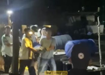 Warga mengevakuasi jasad Saputra Almanda, remaja 14 tahun yang tewas tragis akibat serangan buaya di Desa Air Hitam Laut, Sabtu malam (24/5/2025). (Foto: akun isntagram @jambisharing)