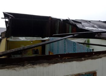 Atap rumah warga di Desa Lambur, Kecamatan Muara Sabak Timur, Tanjab Timur tampak hancur usai diterjang angin puting beliung yang melanda pada Minggu (18/5/2025) (Dok. Nahar  - JT)