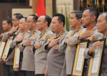Kapolri Jenderal Listyo Sigit Prabowo memberikan penghargaan kepada perwakilan 13 satuan kerja Polri yang meraih nilai 100% pada IKPA Tahun Anggaran 2024, dalam pembukaan Rakernis Gabungan di Rupatama Mabes Polri, Jakarta, Kamis (22/5/2025). (Dok,. Humas Polri)