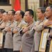 Kapolri Jenderal Listyo Sigit Prabowo memberikan penghargaan kepada perwakilan 13 satuan kerja Polri yang meraih nilai 100% pada IKPA Tahun Anggaran 2024, dalam pembukaan Rakernis Gabungan di Rupatama Mabes Polri, Jakarta, Kamis (22/5/2025). (Dok,. Humas Polri)