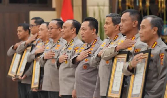 Kapolri Jenderal Listyo Sigit Prabowo memberikan penghargaan kepada perwakilan 13 satuan kerja Polri yang meraih nilai 100% pada IKPA Tahun Anggaran 2024, dalam pembukaan Rakernis Gabungan di Rupatama Mabes Polri, Jakarta, Kamis (22/5/2025). (Dok,. Humas Polri)