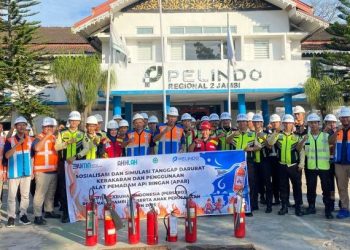 Para pegawai dan mitra kerja Pelindo Regional 2 Jambi berfoto bersama usai mengikuti simulasi tanggap darurat kebakaran dan penggunaan APAR, Senin (26/5/2025). (Dok,. Stepanus)