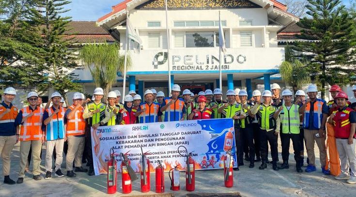 Para pegawai dan mitra kerja Pelindo Regional 2 Jambi berfoto bersama usai mengikuti simulasi tanggap darurat kebakaran dan penggunaan APAR, Senin (26/5/2025). (Dok,. Stepanus)