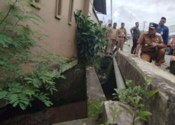 Wali Kota Jambi Maulana meninjau langsung saluran drainase yang tersumbat di kawasan Lingkar Selatan, Senin (26/5). (Dok. Yola - JT)