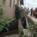 Wali Kota Jambi Maulana meninjau langsung saluran drainase yang tersumbat di kawasan Lingkar Selatan, Senin (26/5). (Dok. Yola - JT)