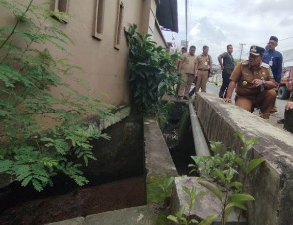 Wali Kota Jambi Maulana meninjau langsung saluran drainase yang tersumbat di kawasan Lingkar Selatan, Senin (26/5). (Dok. Yola - JT)