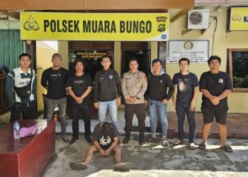 Tim Libas Polsek Jelutung bersama personel Polsek Muara Bungo berhasil mengamankan pelaku curanmor berinisial HP (25) yang mencuri motor milik atasannya sendiri. (Foto: Humas Polresta Jambi)