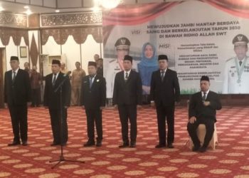 Gubernur Jambi Al Haris melantik enam pejabat eselon II di lingkungan Pemprov Jambi pada Senin (19/5/2025), bertempat di Auditorium Rumah Dinas Gubernur Jambi. (Dok, Nahar- JT)
