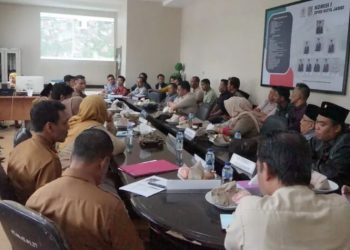 RDP yang digelar Komisi I DPRD Kota Jambi bersama perangkat daerah dan warga, membahas tapal batas Kelurahan Bakung Jaya serta perizinan usaha Biyasa Café dan Billiard di ruang Komisi I DPRD Kota Jambi, Senin (26/5/2025). (Dok. Daus)