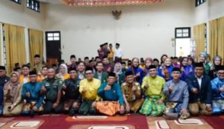 Anggota DPRD Kota Jambi bersama tokoh masyarakat dan peserta berfoto bersama usai Lomba Seloko Adat Melayu dalam rangka HUT ke-79 Pemerintah Kota Jambi dan Hari Jadi ke-624 Tanah Pilih Pusako Batuah, Senin(26/5/2025). (Dok. Daus)