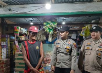Anggota Polsek Sadu menyambangi pedagang saat patroli malam KRYD di kawasan pertokoan, Senin malam (26/5). (Dok Humas Polsek Sadu)