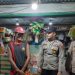 Anggota Polsek Sadu menyambangi pedagang saat patroli malam KRYD di kawasan pertokoan, Senin malam (26/5). (Dok Humas Polsek Sadu)