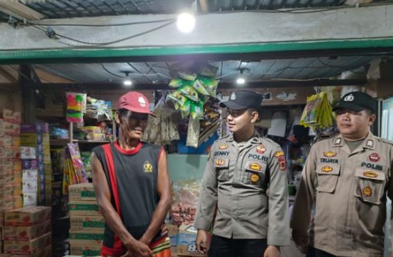 Anggota Polsek Sadu menyambangi pedagang saat patroli malam KRYD di kawasan pertokoan, Senin malam (26/5). (Dok Humas Polsek Sadu)