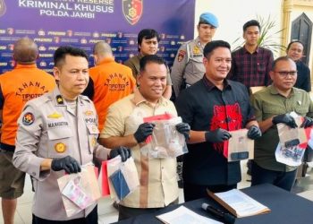Wadirreskrimsus Polda Jambi AKBP Taufik Nurmandia didampingi Kasubdit Tipidter AKBP Wendi Oktariansyah dan Kasubbid Penmas Polda Jambi Kompol Amim Nasution menunjukkan barang bukti emas ilegal seberat 1,2 kg dalam konferensi pers di Mapolda Jambi. Selasa (27/5/2025). (Dok. Stepanus)