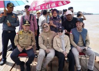 Gubernur Jambi Al Haris bersama Bupati Tanjung Jabung Timur Dillah Hikmah Sari, Wakil Bupati Muslimin Tanja, dan rombongan saat menaiki perahu menuju Air Hitam Laut dalam rangka kegiatan Pertisun, Sabtu (17/5/2025). (Foto: Dok. Nahar - JT)