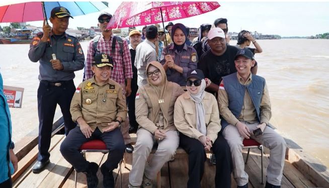 Gubernur Jambi Al Haris bersama Bupati Tanjung Jabung Timur Dillah Hikmah Sari, Wakil Bupati Muslimin Tanja, dan rombongan saat menaiki perahu menuju Air Hitam Laut dalam rangka kegiatan Pertisun, Sabtu (17/5/2025). (Foto: Dok. Nahar - JT)