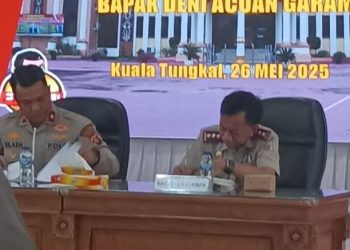 Wakapolres Tanjab Barat Kompol Johan Christy Silalahi bersama Kepala Kantor ATR/BPN Tanjab Barat Idian Huspida memimpin mediasi sengketa lahan antara Ibu Rogayah Mahmud dan Deni Acuan Garam di Aula Reconfu Polres Tanjab Barat, Senin (26/5/2025). (Dok. Stepanus)