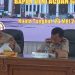 Wakapolres Tanjab Barat Kompol Johan Christy Silalahi bersama Kepala Kantor ATR/BPN Tanjab Barat Idian Huspida memimpin mediasi sengketa lahan antara Ibu Rogayah Mahmud dan Deni Acuan Garam di Aula Reconfu Polres Tanjab Barat, Senin (26/5/2025). (Dok. Stepanus)