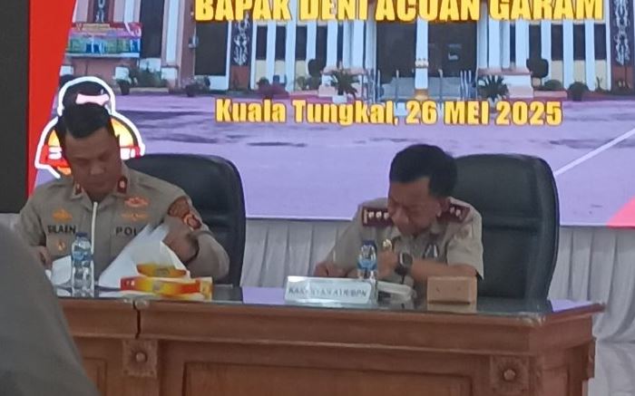 Wakapolres Tanjab Barat Kompol Johan Christy Silalahi bersama Kepala Kantor ATR/BPN Tanjab Barat Idian Huspida memimpin mediasi sengketa lahan antara Ibu Rogayah Mahmud dan Deni Acuan Garam di Aula Reconfu Polres Tanjab Barat, Senin (26/5/2025). (Dok. Stepanus)