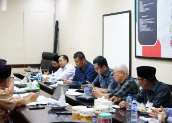 Anggota Komisi IV DPRD Kota Jambi saat mengikuti Rapat Dengar Pendapat (RDP) bersama Dinas Pendidikan Kota Jambi, di ruang Komisi IV DPRD Kota Jambi, Selasa (27/5/2025), (Dok. Yola)