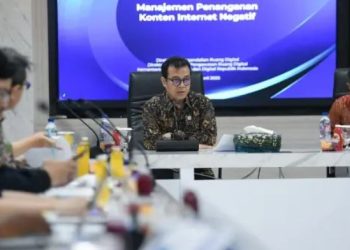 Wakil Menteri Komunikasi dan Digital Nezar Patria saat memimpin rapat bersama perwakilan platform digital nasional di Kantor Komdigi, Jakarta Pusat, Kamis (24/4/2025). (Dok.Komdigi)