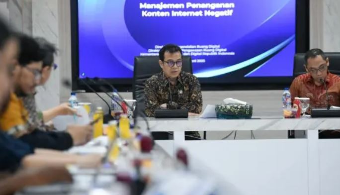 Wakil Menteri Komunikasi dan Digital Nezar Patria saat memimpin rapat bersama perwakilan platform digital nasional di Kantor Komdigi, Jakarta Pusat, Kamis (24/4/2025). (Dok.Komdigi)