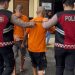 Anggota Polres Merangin menggiring dua tersangka kasus pencurian dengan kekerasan di Desa Sungai Tebal. Sabtu (05/05/2025) (Dok. Humas Polres Merangin)