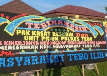 Kiriman Karangan Bunga dari Masyarakat  di halaman Mapolres, Rabu (28/05/2025). (Dok. Humas Polres Tebo)