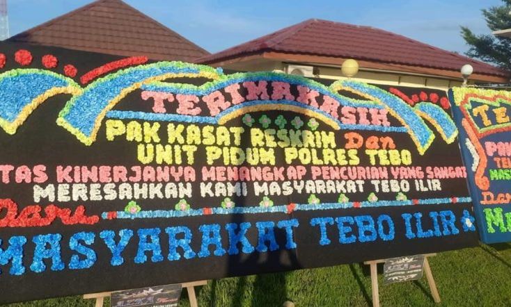 Kiriman Karangan Bunga dari Masyarakat di halaman Mapolres, Rabu (28/05/2025). (Dok. Humas Polres Tebo)