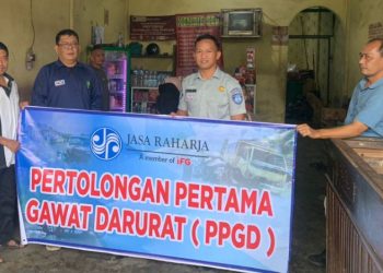 Petugas Jasa Raharja Wilayah Jambi bersama perwakilan masyarakat Kecamatan Alam Barajo, Kota Jambi, membentangkan spanduk kegiatan Pelatihan Pertolongan Pertama Gawat Darurat (PPGD), Senin (19/5/2025). . (Foto: Daus - JT)