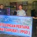 Petugas Jasa Raharja Wilayah Jambi bersama perwakilan masyarakat Kecamatan Alam Barajo, Kota Jambi, membentangkan spanduk kegiatan Pelatihan Pertolongan Pertama Gawat Darurat (PPGD), Senin (19/5/2025). . (Foto: Daus - JT)