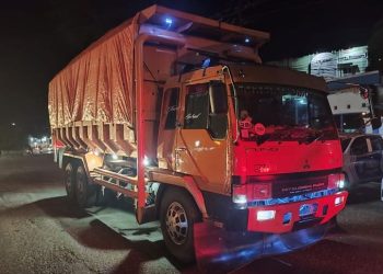 Ilustarasi sebuah truk angkutan barang yang dihentikan saat razia malam. (Foto: Nahar)