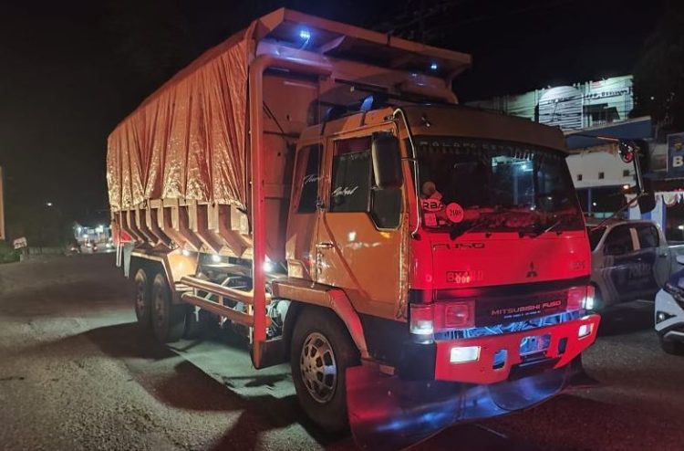 Ilustarasi sebuah truk angkutan barang yang dihentikan saat razia malam. (Foto: Nahar)