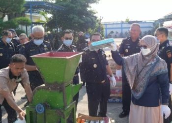 Petugas Bea Cukai Jambi bersama perwakilan instansi terkait memusnahkan barang ilegal hasil penindakan, termasuk rokok, minuman keras, dan barang konsumsi lainnya, di halaman kantor Bea Cukai Jambi, Rabu (28/5/2025). (Dok. Stepanus)