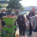 Petugas Bea Cukai Jambi bersama perwakilan instansi terkait memusnahkan barang ilegal hasil penindakan, termasuk rokok, minuman keras, dan barang konsumsi lainnya, di halaman kantor Bea Cukai Jambi, Rabu (28/5/2025). (Dok. Stepanus)