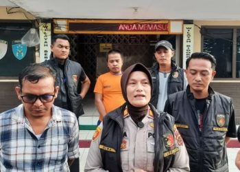 Kapolsek Jambi Selatan, AKP Helrawati Siregar, memberikan keterangan pers terkait pengungkapan kasus penggelapan mobil oleh Cecep Irawan di Mapolsek Jamsel, Rabu (28/5/2025). (Foto: Stepanus)
