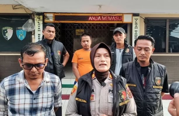 Kapolsek Jambi Selatan, AKP Helrawati Siregar, memberikan keterangan pers terkait pengungkapan kasus penggelapan mobil oleh Cecep Irawan di Mapolsek Jamsel, Rabu (28/5/2025). (Foto: Stepanus)
